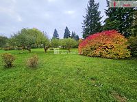 Udržovaní zahrada s ovocnými stromy