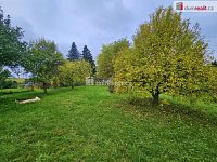 udržovaná zahrada s ovocnými stromy