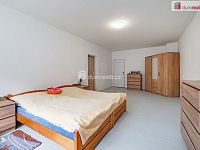 Krásný samostatný prostorný byt 3+1 po kompletní rekonstrukci s vlastní zahradou - 7