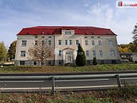 Dům vhodný k přebudování na bytové jednotky s velkým pozemkem a parkováním pro až 50 automobilů v Aši