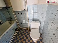 prodej rodinného domu v Městci Králové  - Toaleta v 2NP