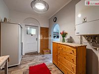 Prostorný byt 3+1 ve zvýšeném přízemí rodinné vily se zahradou a sklepem v Aši - 13