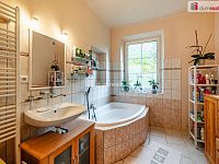 Prostorný byt 3+1 ve zvýšeném přízemí rodinné vily se zahradou a sklepem v Aši - 14