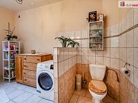 Prostorný byt 3+1 ve zvýšeném přízemí rodinné vily se zahradou a sklepem v Aši - 15