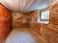 Prostorný byt 3+1 ve zvýšeném přízemí rodinné vily se zahradou a sklepem v Aši - 18