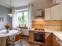 Prostorný byt 3+1 ve zvýšeném přízemí rodinné vily se zahradou a sklepem v Aši - 9