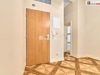 Prodej slunného bytu 2+1 v centu Karlových Varů u lesa  - 13