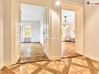 Prodej slunného bytu 2+1 v centu Karlových Varů u lesa  - 6