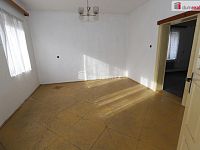 Vícegenerační vila v centru Aše se zahradou a garáží - 10