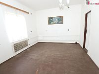 Vícegenerační vila v centru Aše se zahradou a garáží - 12