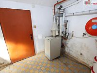 Vícegenerační vila v centru Aše se zahradou a garáží - 24