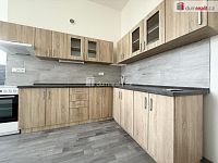 Nabízíme k pronájmu prostorný byt 2+kk s parkováním a zázemím v klidné lokalitě u jezera Milada