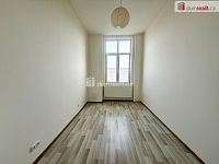 Nabízíme k pronájmu prostorný byt 2+kk s parkováním a zázemím v klidné lokalitě u jezera Milada - 5