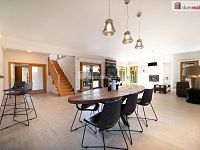 K prodeji, moderní RD 6+kk se 2 koupelnami, úložnými prostory, terasou, garáží a bazénem, ul. Soukenická 812, Planá nad Lužnicí - 11