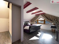 K prodeji, moderní RD 6+kk se 2 koupelnami, úložnými prostory, terasou, garáží a bazénem, ul. Soukenická 812, Planá nad Lužnicí - 14