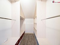 K prodeji, moderní RD 6+kk se 2 koupelnami, úložnými prostory, terasou, garáží a bazénem, ul. Soukenická 812, Planá nad Lužnicí - 15