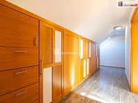 K prodeji, moderní RD 6+kk se 2 koupelnami, úložnými prostory, terasou, garáží a bazénem, ul. Soukenická 812, Planá nad Lužnicí - 29