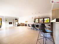 K prodeji, moderní RD 6+kk se 2 koupelnami, úložnými prostory, terasou, garáží a bazénem, ul. Soukenická 812, Planá nad Lužnicí - 3