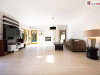 K prodeji, moderní RD 6+kk se 2 koupelnami, úložnými prostory, terasou, garáží a bazénem, ul. Soukenická 812, Planá nad Lužnicí - 4