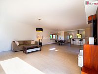 K prodeji, moderní RD 6+kk se 2 koupelnami, úložnými prostory, terasou, garáží a bazénem, ul. Soukenická 812, Planá nad Lužnicí - 5