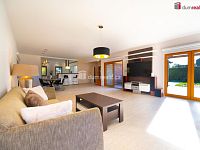 K prodeji, moderní RD 6+kk se 2 koupelnami, úložnými prostory, terasou, garáží a bazénem, ul. Soukenická 812, Planá nad Lužnicí - 6