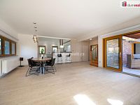 K prodeji, moderní RD 6+kk se 2 koupelnami, úložnými prostory, terasou, garáží a bazénem, ul. Soukenická 812, Planá nad Lužnicí - 7