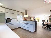 K prodeji, moderní RD 6+kk se 2 koupelnami, úložnými prostory, terasou, garáží a bazénem, ul. Soukenická 812, Planá nad Lužnicí - 8