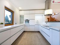 K prodeji, moderní RD 6+kk se 2 koupelnami, úložnými prostory, terasou, garáží a bazénem, ul. Soukenická 812, Planá nad Lužnicí - 9