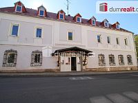 Ideální polovina domu se 14ti jednotkami s vlastní koupelnou, velkým bytem a dvěma nebytovými prostory v Kynžvartě