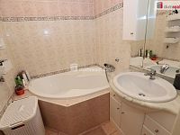 Krásný slunný byt 2+1/B/S ve druhém patře cihlového domu - 12