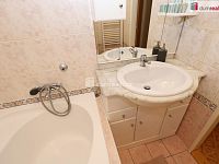 Krásný slunný byt 2+1/B/S ve druhém patře cihlového domu - 13