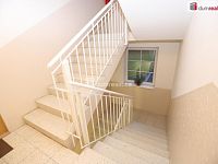 Krásný slunný byt 2+1/B/S ve druhém patře cihlového domu - 15