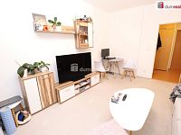 Krásný slunný byt 2+1/B/S ve druhém patře cihlového domu - 4