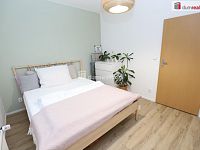 Krásný slunný byt 2+1/B/S ve druhém patře cihlového domu - 5