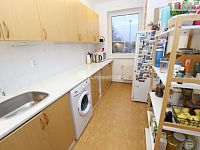 Krásný slunný byt 2+1/B/S ve druhém patře cihlového domu - 9