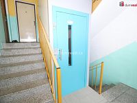 Krásný udržovaný byt 1+1 s lodžií v mezipatře v pátém patře panelové budovy v Aši - 14