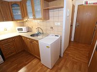 Krásný udržovaný byt 1+1 s lodžií v mezipatře v pátém patře panelové budovy v Aši - 7