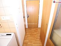 Krásný udržovaný byt 1+1 s lodžií v mezipatře v pátém patře panelové budovy v Aši - 8