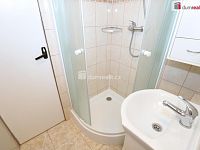 Krásný udržovaný byt 1+1 s lodžií v mezipatře v pátém patře panelové budovy v Aši - 9