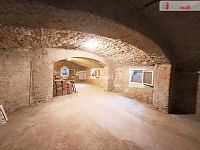 Prostorný byt 85 m2, cihlový historický dům, Praha 5 - Smíchov - 23