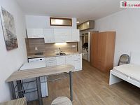 Krásná garsoniéra po kompletní rekonstrukci v pátém patře panelového domu s výtahem v Mariánských Lázních - 2