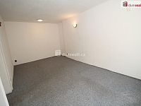 Pěkný prostorný byt 2+1 v přízemí cihlového domu se samostatným vchodem ze zahrady - 15