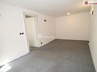 Pěkný prostorný byt 2+1 v přízemí cihlového domu se samostatným vchodem ze zahrady - 14