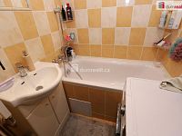 Krásný slunný byt 2+1 ve čtvrtém patře cihlového domu s výtahem v Hroznětíně u Ostrova - 8