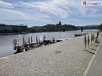 Pronájem bytu 1+1 35 m2 P5 Smíchov nový LOFT šatna - 13