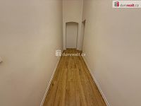 Pronájem bytu 1+1 35 m2 P5 Smíchov nový LOFT šatna - 7