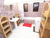 Krásný slunný útulný byt 1+1 v prvním patře cihlové vily v Karlových Varech - 9