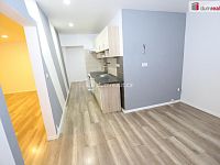 Krásný slunný byt 2+kk v pátém patře cihlového domu s výtahem v Karlových Varech