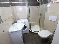 Krásný slunný byt 2+kk v pátém patře cihlového domu s výtahem v Karlových Varech - 11