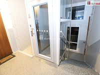 Krásný slunný byt 2+kk v pátém patře cihlového domu s výtahem v Karlových Varech - 14